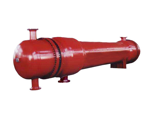 <b>浮頭式折流桿換熱器與冷凝器是一種新型高效的傳熱設備，具有防振性能強、流動(dòng)阻力小、不易結垢、傳熱性能好及表面溫度均勻等優(yōu)點(diǎn)。它不同于常用的弓形折流板換熱器，換熱管由桿系組成的折流圈支撐，從上下左右四個(gè)方位將管子固定。殼程流體平行于管束的軸向流動(dòng)，流動(dòng)阻力很小，一般是弓形板的1/7～1/9，因而可以提高殼程流速來(lái)增加殼程的湍流程度，從而強化傳熱。</b>