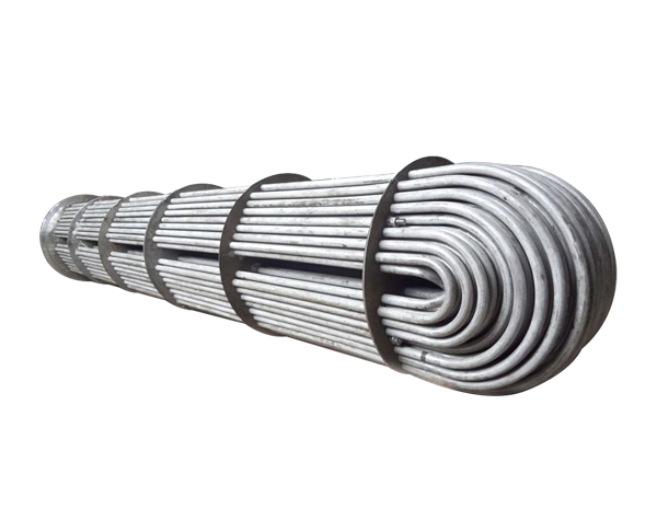 <b>U型管換熱器在換熱器中是唯一適用于高溫、高壓和高溫差的換熱器，特點(diǎn)如下： 1.以U型換熱管尾端的自由浮動(dòng)解決溫度差壓力，可用于高溫差，完全可以代替螺旋板換熱器； 2.只有一塊管板，加之法蘭的數量也少，故結構簡(jiǎn)單而且泄漏點(diǎn)少； 3.可以進(jìn)行抽芯清洗； 4.管板焊縫采用全自動(dòng)管板氬弧焊，美觀(guān)的同時(shí)保證質(zhì)量； 5.管程流速太高時(shí)，將會(huì )對U型彎管段產(chǎn)生嚴重的腐蝕，影</b>