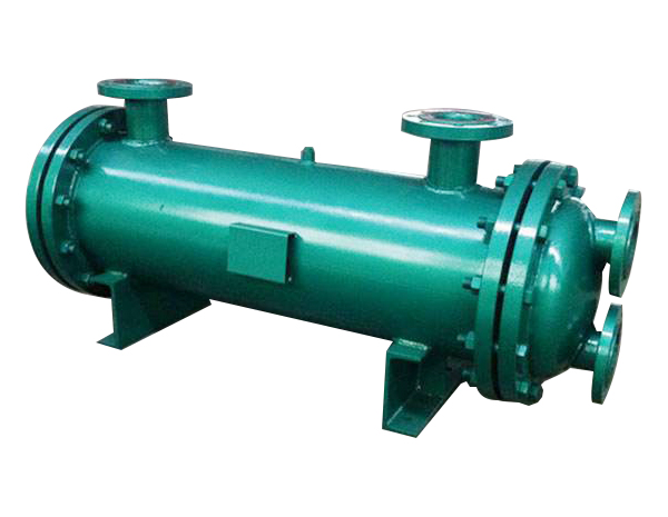 <b>管殼式換熱器又稱(chēng)為列管式換熱器。是以封閉在殼體中管束的壁面作為傳熱面的間壁式換熱器。這種換熱器可用各種結構材料（主要是金屬材料）制造，能在高溫、高壓下使用，結構簡(jiǎn)單、造價(jià)低、流通截面較寬、易于清洗水垢；但傳熱系數低、占地面積大。 管殼式換熱器有固定管板式汽-水換熱器、帶膨脹節管殼式汽-水換熱器、浮頭式汽-水換熱器、U形管殼式汽-水換熱器、波節</b>