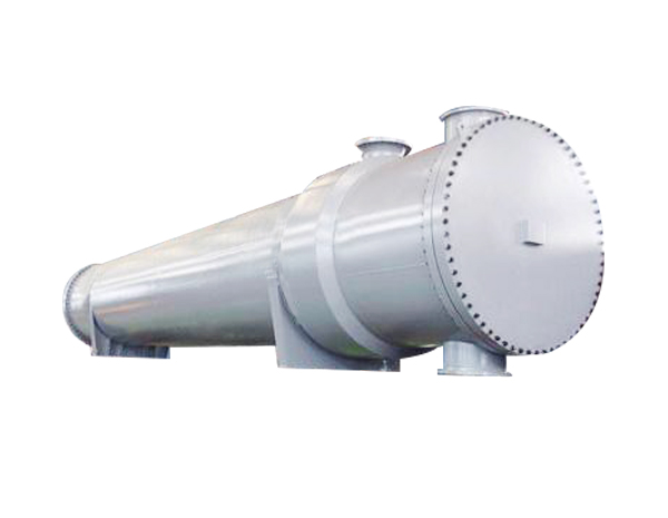 <b>目前，隨著(zhù)我國石油、化工、制藥、輕工業(yè)的蓬勃發(fā)展，各行業(yè)對冷凝設備的需求量越來(lái)越大，大型多效蒸發(fā)裝置隨著(zhù)處理量的增大對冷凝器的處理量要求也不斷增大，目前，國內現有的板式冷凝器已經(jīng)不能滿(mǎn)足特大型多效低溫板式蒸發(fā)裝置的配套需求，另外，管式冷凝器雖然可以做到很大的處理量，但是他的體積龐大、傳冷系數低、成本高，連清洗也不方便。</b>