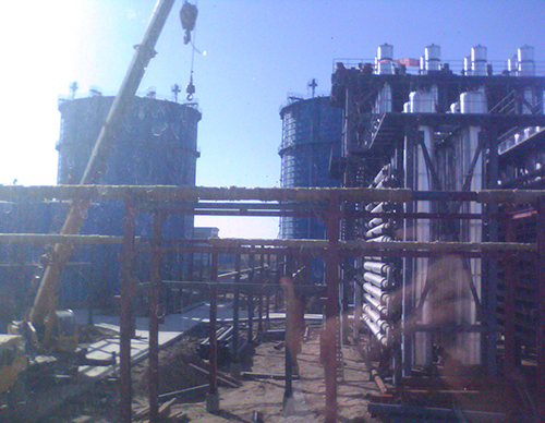 <b>我廠(chǎng)設計的甲酸鈉生產(chǎn)設備由造氣爐、蒸發(fā)器、中轉罐、反應罐等主要部件組成。該設備適用于年產(chǎn)1萬(wàn)噸-3萬(wàn)噸的企業(yè)。 適用于燃料、造紙、保險粉甲酸等行業(yè)。特殊規格可按用戶(hù)需求</b>